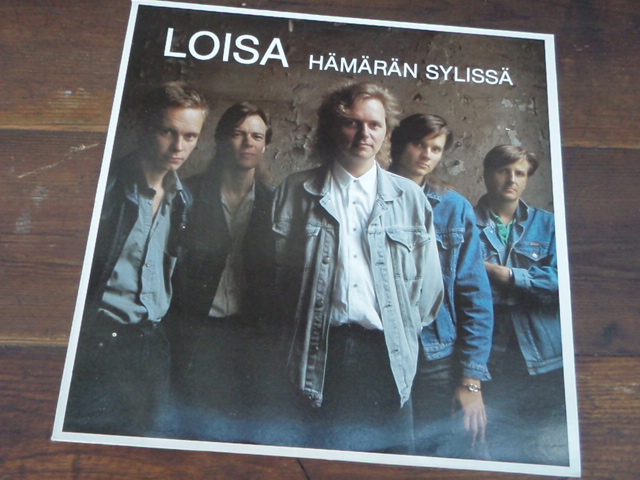 LOISA. hämärän sylissä.