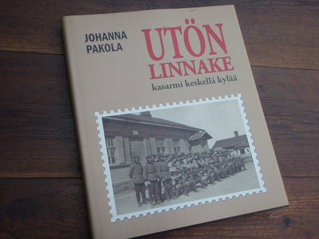 pakola j. UTÖN LINNAKE  kasarmi keskellä,,