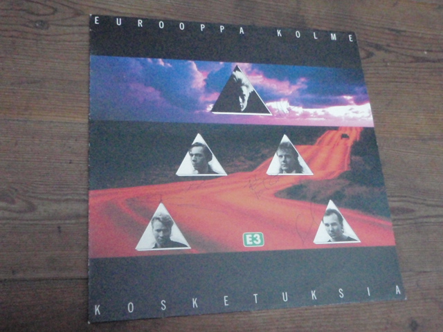 EUROOPPA KOLME.kosketuksia.(nimmarit kannessa)