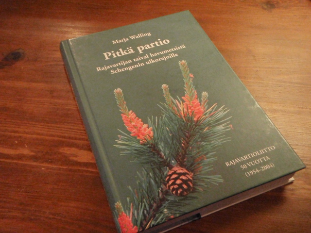 walling m. PITKÄ PARTIO rajavartian taival havumetsistä scengeni