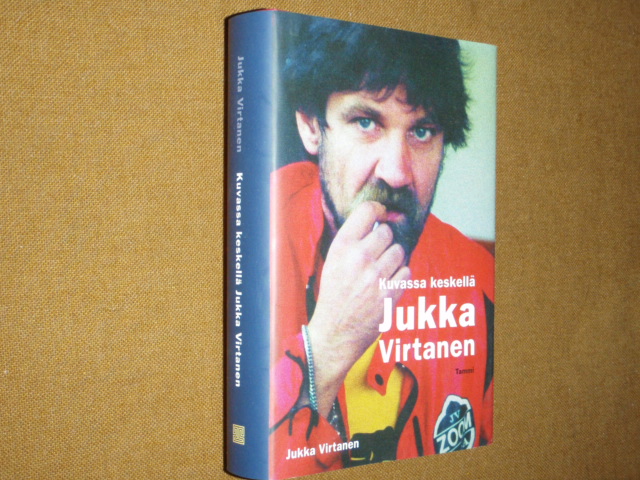 kuvassa keskellä JUKKA VIRTANEN