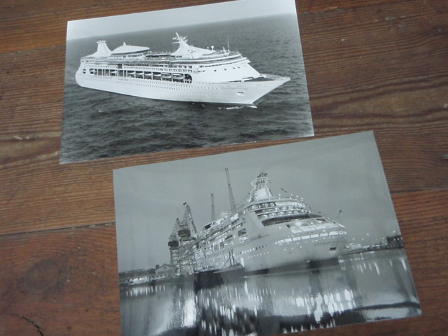 ENCHANTMET  SEAS. valokuvat. 2 kpl.