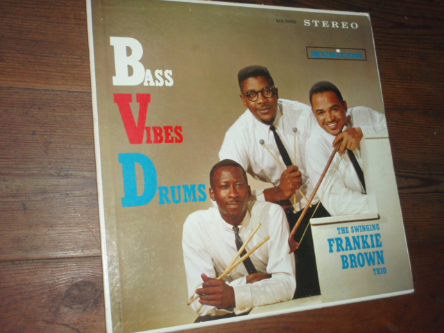 swinging FRAKIE BROWN trio. bass,vibes,drums. jazz.