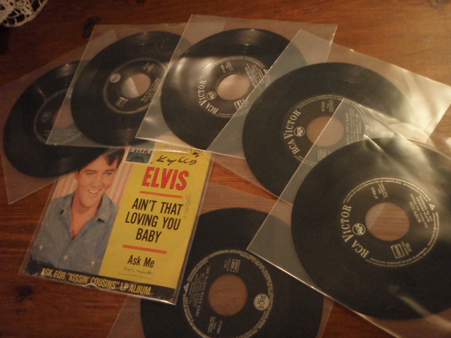 ELVIS singlet. 7 kpl. MYYTY