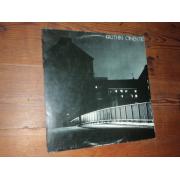 KIKI THIN. öinen tie.