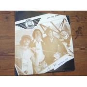 ASPEN FLYERS, on the wing.(kannessa signeraukset)