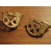 tunnukset. KARJALA(kruunu/käsivarret/torvi?) 2kpl.